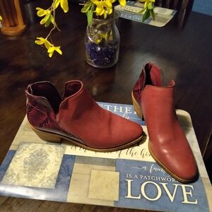 Vince Camuto Abrinna Burgundy Snake Print Leather Bootie Size 8.5